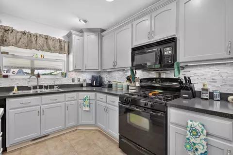 Kitchen - 701 Forrest Dr, Seneca, IL 61360 photo 4 of 4