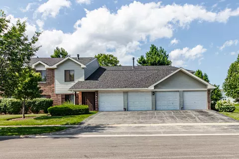 906 Cross Creek Dr #A2, Roselle, IL 60172