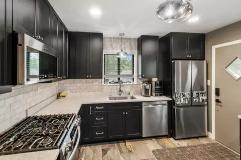 Kitchen - 383 Park Ave, Wheeling, IL 60090 photo 2 of 4