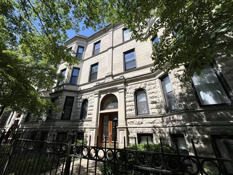 3826 N Fremont St #2N, Chicago, IL 60613