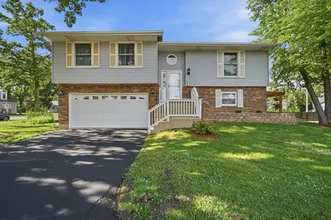 136 Edgewater Dr, Crystal Lake, IL 60014