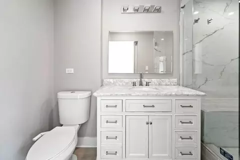 Bath - 2017 E Seneca Ln, Mount Prospect, IL 60056 photo 2 of 4