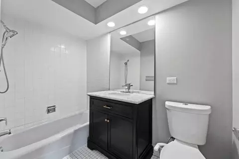 Bath - 2017 E Seneca Ln, Mount Prospect, IL 60056 photo 4 of 4