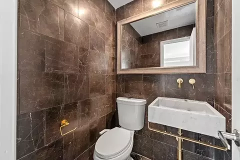 Bath - 2017 E Seneca Ln, Mount Prospect, IL 60056 photo 1 of 4