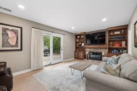 Living - 449 Farnham Ln, Wheaton, IL 60189 photo 3 of 4
