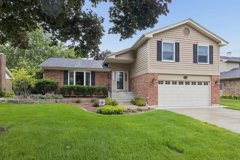 449 Farnham Ln, Wheaton, IL 60189