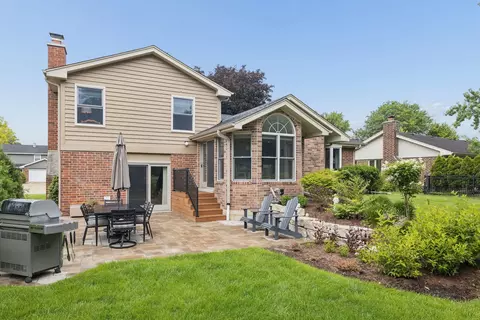 Exterior - 449 Farnham Ln, Wheaton, IL 60189 photo 3 of 5