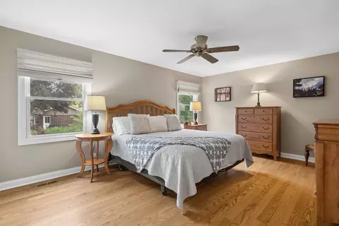 Bedroom - 449 Farnham Ln, Wheaton, IL 60189 photo 1 of 5