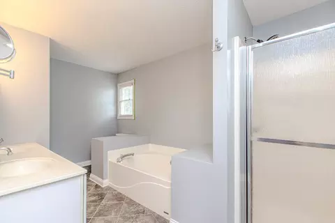 Bath - 1506 Donegal Dr, Normal, IL 61761 photo 2 of 4