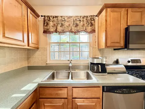 Kitchen - 99 Circle Dr E, Montgomery, IL 60538 photo 2 of 6