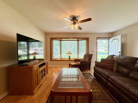 Living - 99 Circle Dr E, Montgomery, IL 60538 photo 2 of 4