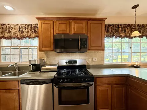 Kitchen - 99 Circle Dr E, Montgomery, IL 60538 photo 3 of 6
