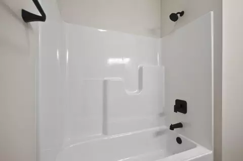 Bath - 1704 Blenheim Dr, Springfield, IL 62711 photo 5 of 6
