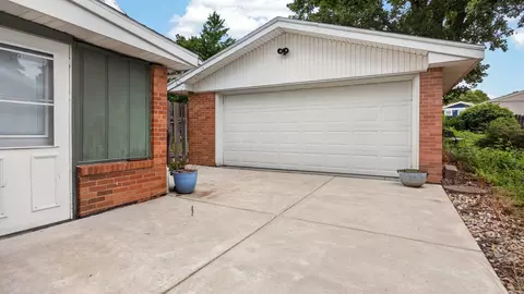 308 E Oak St, Downs, IL 61736 photo 2