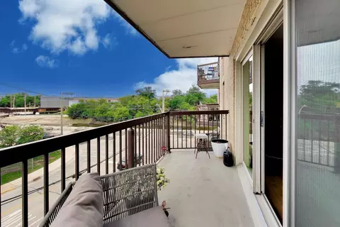 Exterior - 900 S River Rd #4B, Des Plaines, IL 60016 photo 3 of 5