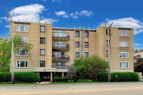 900 S River Rd #4B, Des Plaines, IL 60016