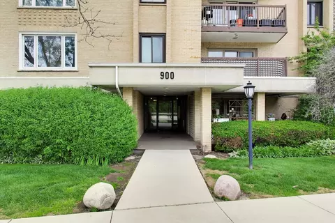 Exterior - 900 S River Rd #4B, Des Plaines, IL 60016 photo 1 of 5