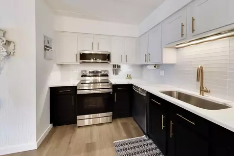 Kitchen - 900 S River Rd #4B, Des Plaines, IL 60016 photo 2 of 4