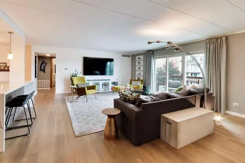Living - 900 S River Rd #4B, Des Plaines, IL 60016 photo 1 of 3