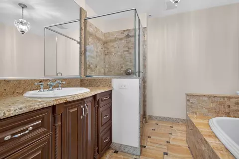 Bath - 532 Calhoun St, Morris, IL 60450 photo 2 of 8