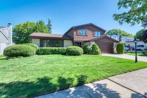910 W White Oak St, Arlington Heights, IL 60005