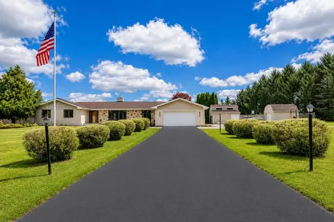704 N Rose Farm Rd, Woodstock, IL 60098