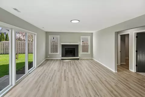 Living - 731 Roaring Brook Ln, Algonquin, IL 60102 photo 4 of 5