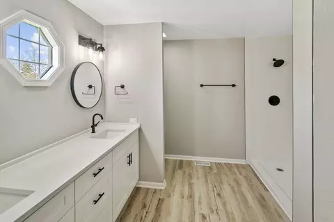 Bath - 731 Roaring Brook Ln, Algonquin, IL 60102 photo 4 of 5