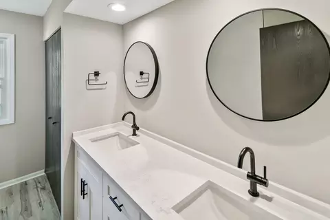 Bath - 731 Roaring Brook Ln, Algonquin, IL 60102 photo 2 of 5