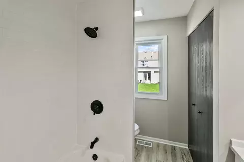 Bath - 731 Roaring Brook Ln, Algonquin, IL 60102 photo 3 of 5