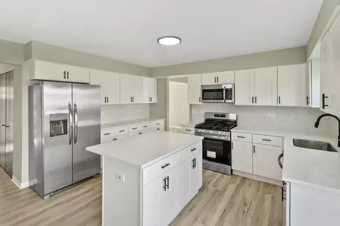 Kitchen - 731 Roaring Brook Ln, Algonquin, IL 60102 photo 3 of 3