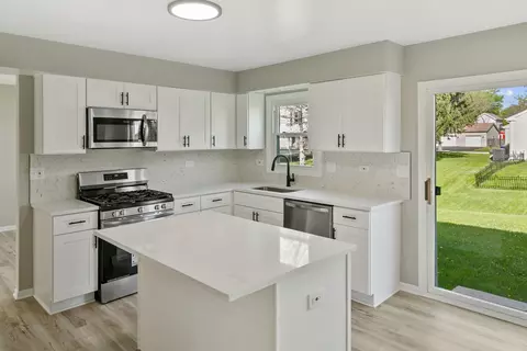 Kitchen - 731 Roaring Brook Ln, Algonquin, IL 60102 photo 2 of 3