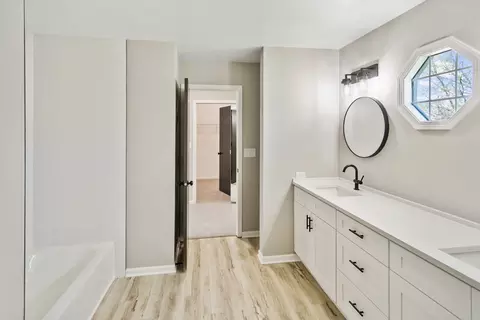Bath - 731 Roaring Brook Ln, Algonquin, IL 60102 photo 5 of 5
