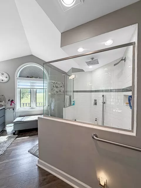 Bath - 2579 W Fairgrounds Rd, Freeport, IL 61032 photo 3 of 8