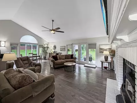 Living - 2579 W Fairgrounds Rd, Freeport, IL 61032 photo 3 of 11