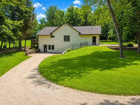 Exterior - 2579 W Fairgrounds Rd, Freeport, IL 61032 photo 2 of 5
