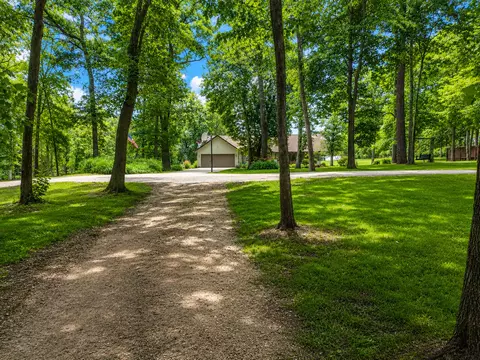 2579 W Fairgrounds Rd, Freeport, IL 61032