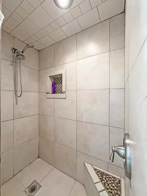 Bath - 2579 W Fairgrounds Rd, Freeport, IL 61032 photo 8 of 8