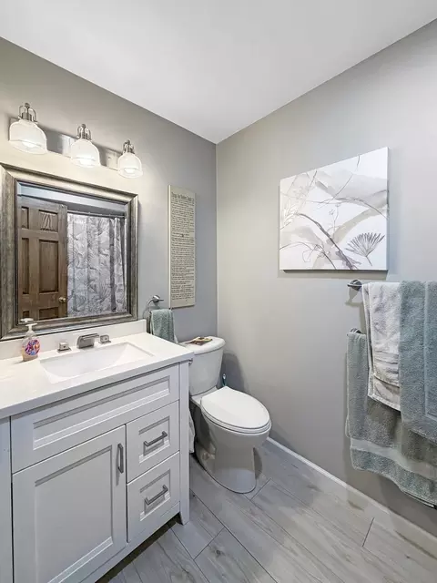 Bath - 2579 W Fairgrounds Rd, Freeport, IL 61032 photo 6 of 8