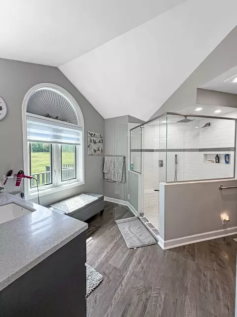 Bath - 2579 W Fairgrounds Rd, Freeport, IL 61032 photo 1 of 8