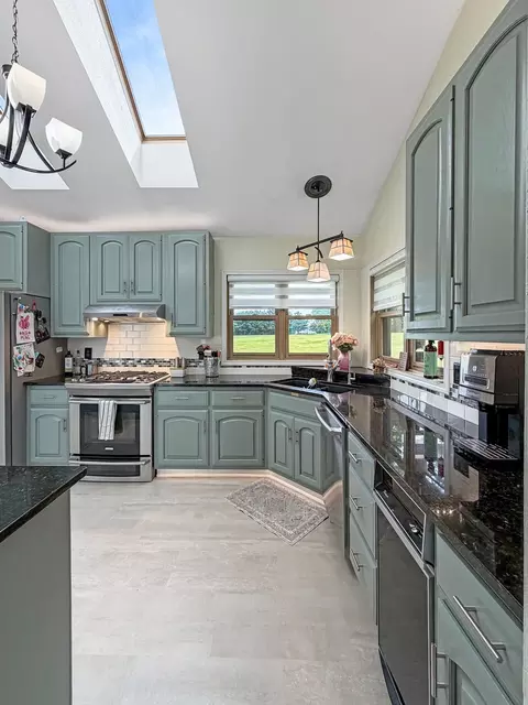 Kitchen - 2579 W Fairgrounds Rd, Freeport, IL 61032 photo 4 of 5
