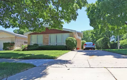 8801 Lowell Ter, Skokie, IL 60076