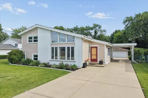 3425 Harris Dr, Northbrook, IL 60062
