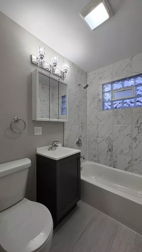 Bath - 17092 Jodave Ave, Hazel Crest, IL 60429 photo 1 of 3
