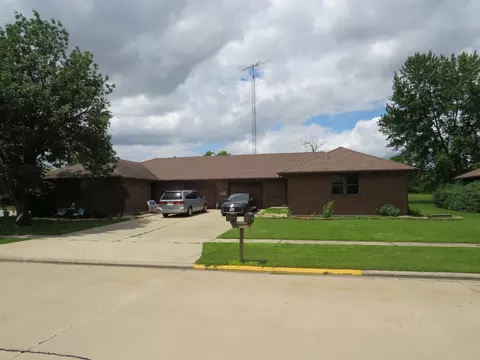301-303 Carriage Dr, Morris, IL 60450