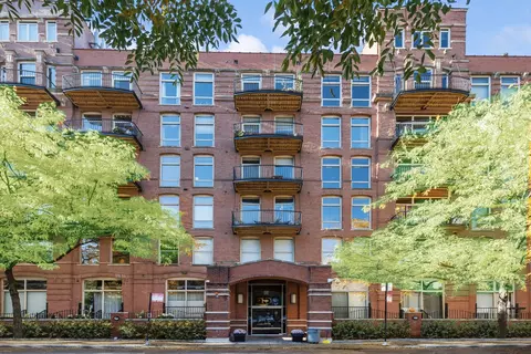 550 N Kingsbury St #111, Chicago, IL 60654