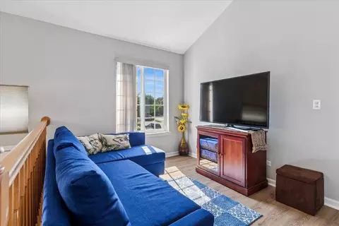 Living - 1720 Sienna Ct, Wheeling, IL 60090 photo 4 of 5