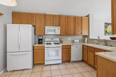 Kitchen - 1720 Sienna Ct, Wheeling, IL 60090 photo 2 of 2