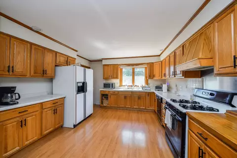 Kitchen - 136 Hamlet St, Batavia, IL 60510 photo 2 of 2