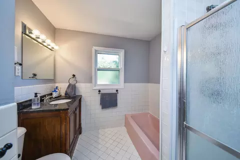 Bath - 136 Hamlet St, Batavia, IL 60510 photo 1 of 1